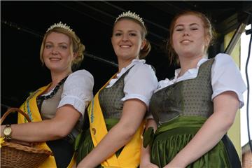 Krönung der Sonnenblumenkönigin in Bad Bederkesa