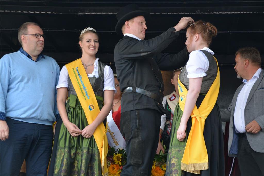 Krönung der Sonnenblumenkönigin in Bad Bederkesa