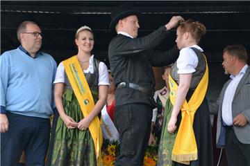 Krönung der Sonnenblumenkönigin in Bad Bederkesa