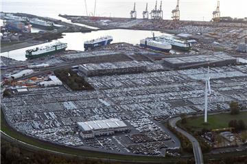 Pickepackevoll ist der "Auto-Hafen" in Bremerhaven.