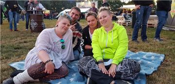 Picknick-Feeling: Ana Christina Rodriguez (von links), Björn Seer, Melanie Böden...