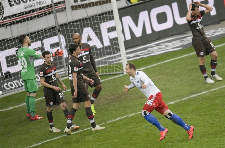 Sieg im Stadtderby: Hamburger SV schlägt St. Pauli Pierre-Michel Lasogga feiert seinen Treffer zum 3:0 für den Hamburger SV.