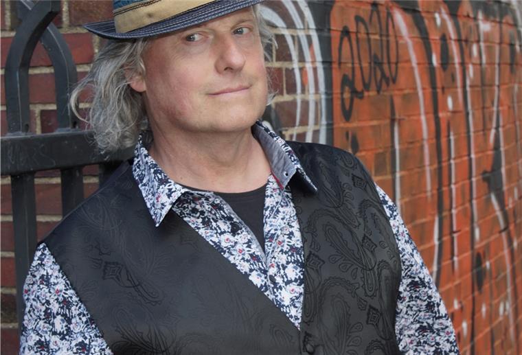 Piet Gorecki ist mit seinen beiden musikalischen Mitstreitern in Thieles Garten zu erleben. 
