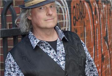 Piet Gorecki ist mit seinen beiden musikalischen Mitstreitern in Thieles Garten zu erleben. 