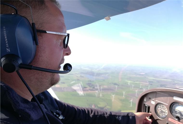 Mit dem Flieger von Blexen übers Watt Pilot Gordon Grünig steuert die Pützer RS 180 sicher.