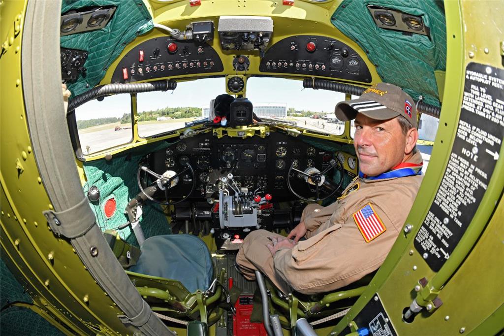 Pilot Joe Enzminger im Cockpit eines Rosinenbombers. Foto: Scheschonka