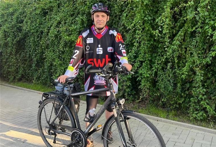 Pinguins-Fan Sven Popp will mit dem Fahrrad zum Auswärtsspiel nach Straubing radeln - einmal längs durch Deutschland.