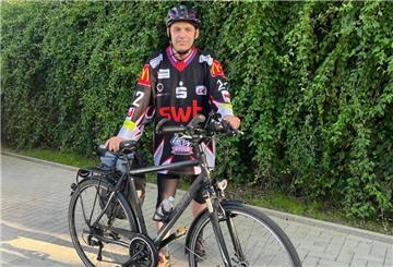 Pinguins-Fan Sven Popp will mit dem Fahrrad zum Auswärtsspiel nach Straubing radeln - einmal längs durch Deutschland.