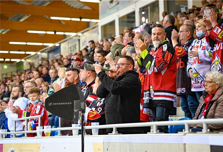 Eishockeyfans auf der Tribüne