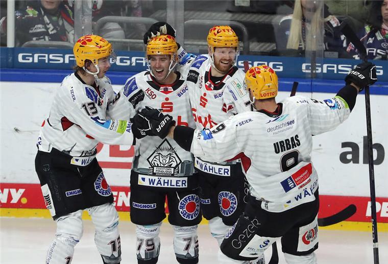 Doppelpack Conrad! Neuzugang schießt Fischtown Pinguins zum Sieg in Berlin Pinguins-Neuzugang Colt Conrad (2. v. li.) wird nach seinem Doppelpack von den Teamkollegen gefeiert.