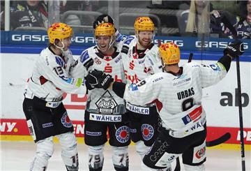 Pinguins-Neuzugang Colt Conrad (2. v. li.) wird nach seinem Doppelpack von den Teamkollegen gefeiert.