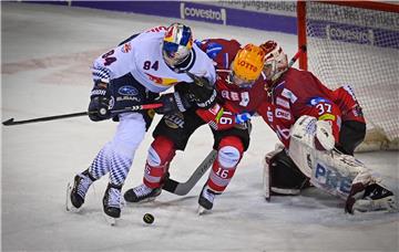 Pinguins-Stürmer Brock Hooton kann Münchens Trevor Parkes (links) gerade noch vom Tor wegdrängen. Es war ein umkämpftes Spiel.