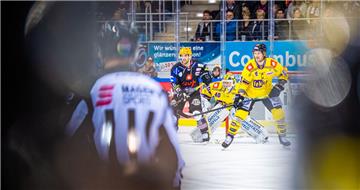 Pinguins-Stürmer Brock Hooton (links) postiert sich vor dem Krefelder Tor und nimmt Towart Jussi Rynnäs die Sicht. 