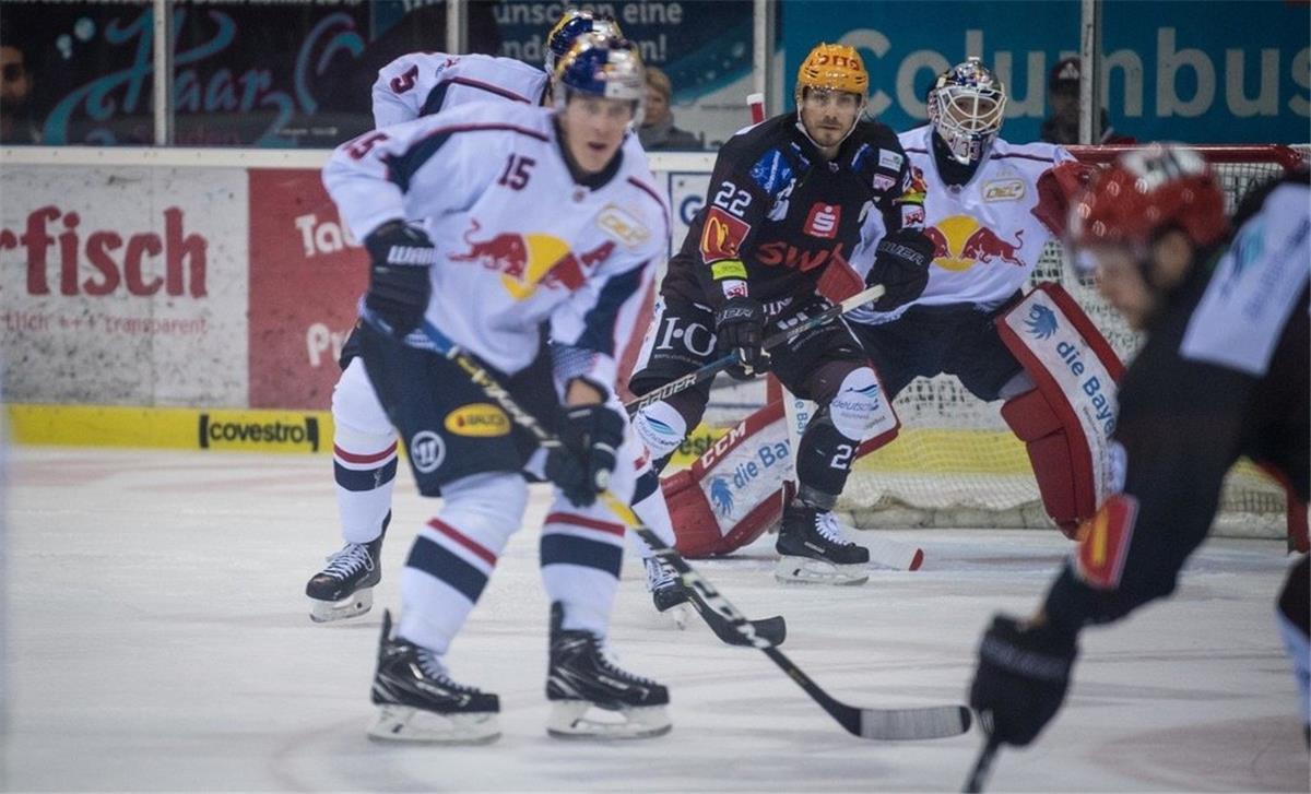 Pinguins-Stürmer Chad Nehring nimmt Münchens Torwart Danny Aus den Birken die Sicht, während Jan Urbas von der Blauen Linie abzieht.