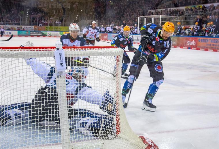 Bloß nicht unterschätzen: Fischtown Pinguins erwarten starke Schwenninger (mit Verlosung) Pinguins-Stürmer Jan Urbas wird am Sonntag gegen Schwenningen gefordert sein.