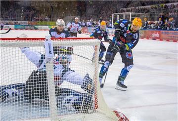 Pinguins-Stürmer Jan Urbas wird am Sonntag gegen Schwenningen gefordert sein.