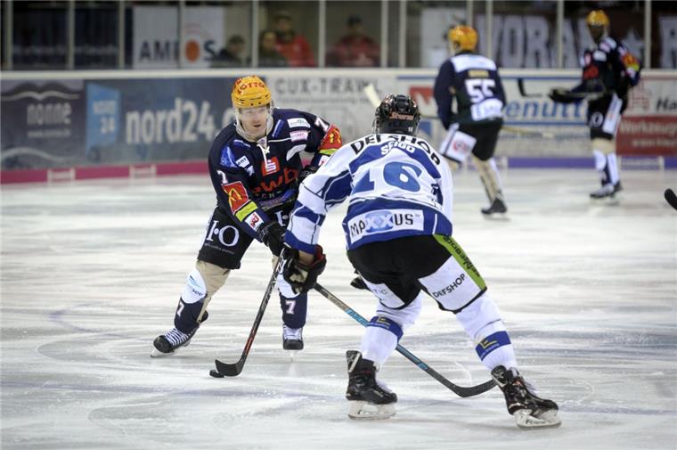 Pinguins drehen Partie in Straubing im Schlussspurt Pinguins-Stürmer Mark Zengerle im Zweikampf mit Straubings Steven Seigo.