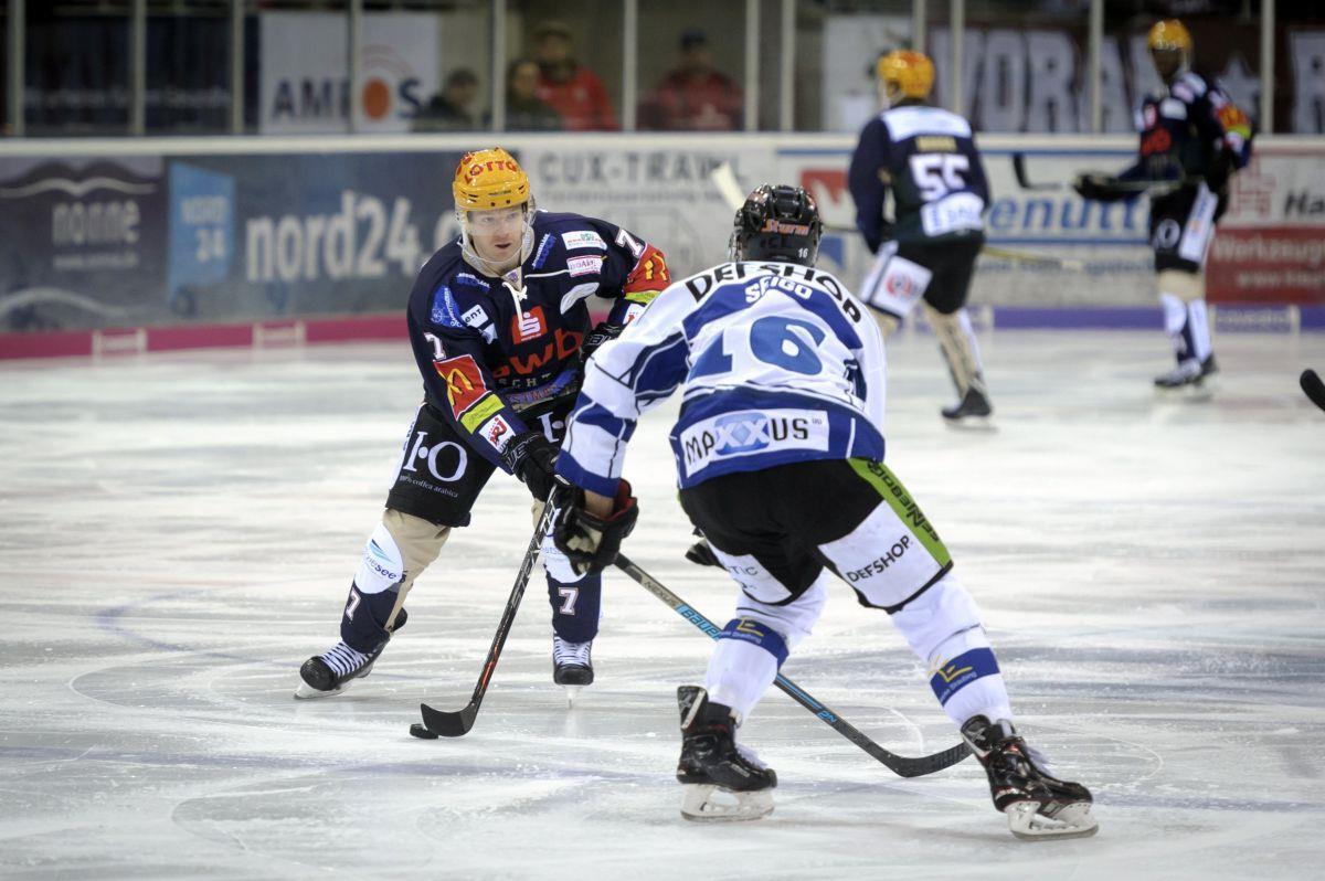 Pinguins-Stürmer Mark Zengerle im Zweikampf mit Straubings Steven Seigo.