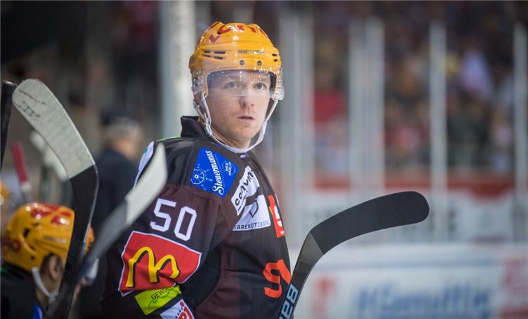 Pinguins-Stürmer Mark Zengerle steht zur Wahl als Spieler des Monats in der Deutschen Eishockey-Liga.
