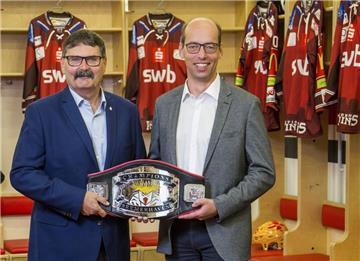 Pinguins-Teammanager Alfred Prey (links) und SWB-Geschäftsführer Axel Siemsen freuen sich auf den SWB-Cup.
