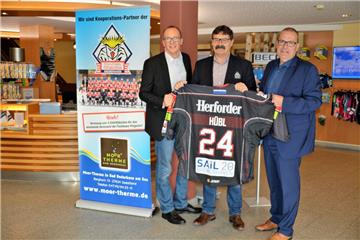 Pinguins-Teammanager Alfred Prey (Mitte) hat zum Gewinnspiel-Auftakt ein Original-Spielertrikot mitgebracht für die Moor-Therme mitgebracht.