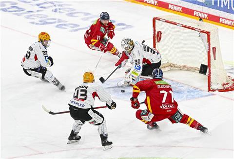 Pinguins-Torhüter Kristers Gudlevskis stand mehr im Mittelpunkt, als ihm lieb sein konnte.