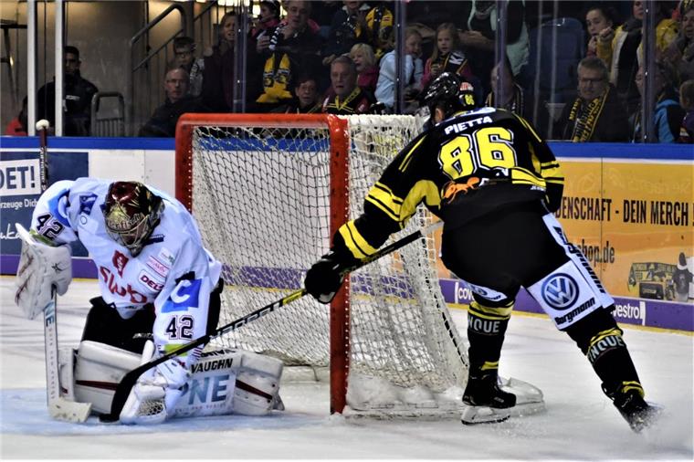 Espeland schießt die Pinguins in Krefeld zum Sieg Pinguins-Torwart Tomas Pöpperle hielt sehr sicher. Hier stoppt er einen Schuss von Daniel Pietta.