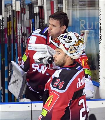 Pinguins-Torwart Tomas Pöpperle (links) im Gespräch mit seinem Positionskollegen Jaroslav Hübl.