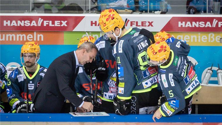 Pinguins reisen zum kriselnden Meister Berlin Thomas Popiesch erklärt seinen Spielern etwas