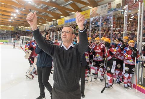Pinguins-Trainer Thomas Popiesch jubelte nach dem letzen Heimspiel der Saison zusammen mit Spielern und Fans.