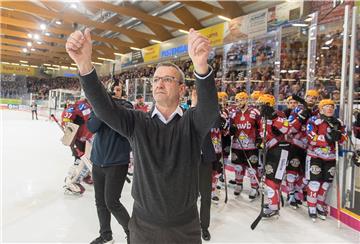 Pinguins-Trainer Thomas Popiesch jubelte nach dem letzen Heimspiel der Saison zusammen mit Spielern und Fans.