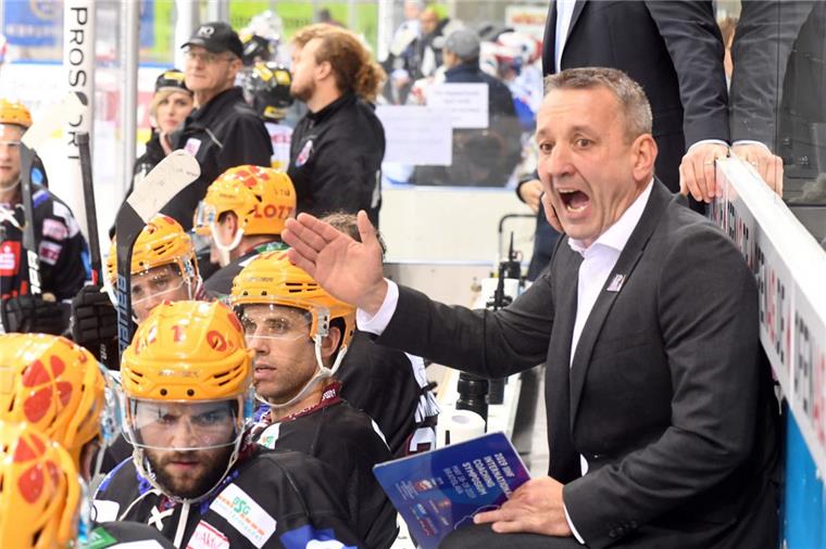 Pinguins-Trainer Thomas Popiesch macht seine Spieler "heiß" für das Spiel gegen die Düsseldorfer EG.