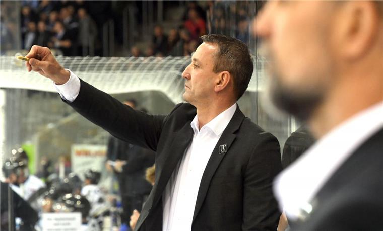 Pinguins-Trainer Thomas Popiesch musste eine Niederlage seiner Mannschaft mit ansehen.