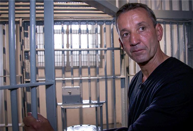 Mann im Gefängnis, Gitter