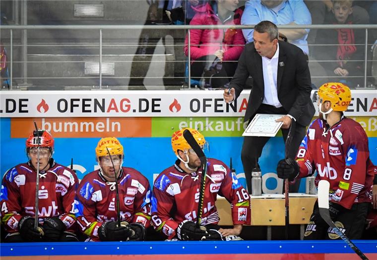 Pinguins-Trainer Thomas Popiesch stellt seine Spieler auf das nächste Spiel gegen die Straubing Tigers ein.