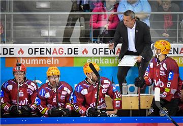 Pinguins-Trainer Thomas Popiesch stellt seine Spieler auf das nächste Spiel gegen die Straubing Tigers ein.