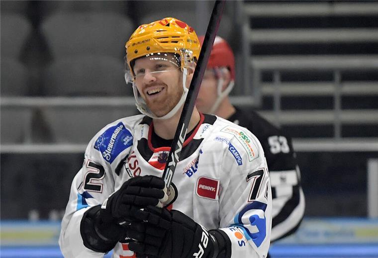 Pinguins-Verteidiger Phillip Bruggisser traf zweimal ins Tor und schoss zudem einen Mitspieler sowie einen Augsburger ab.