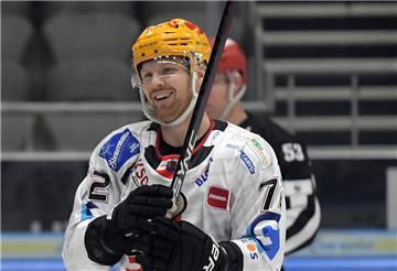 Pinguins-Verteidiger Phillip Bruggisser traf zweimal ins Tor und schoss zudem einen Mitspieler sowie einen Augsburger ab.