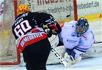 Pinguins-Verteidiger Radek Havel (links) trifft zum 2:0 gegen Riessersee. Foto Scheer