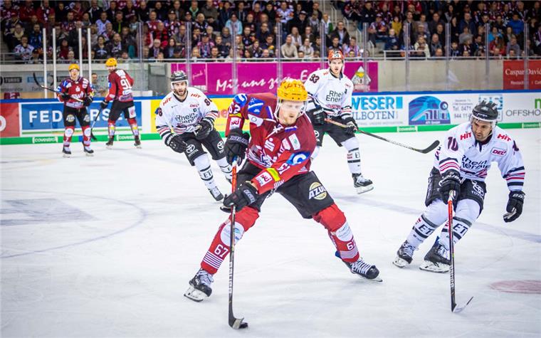 Pinguins-Verteidiger Stanislav Dietz (vorne) umringt von den Kölner Haien (von links) Benjamin Hanowski, Sebastian Uvira und Jonathan Matsumoto. 