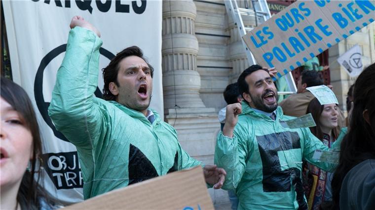 Pio Marmaï als Albert und Jonathan Cohen (r) als Bruno in einer Szene des Films „Black Friday For Future“.