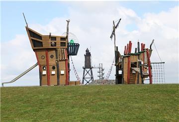 Piratenschiff vor Leuchtturm: Das gibt es nur in Dorum-Neufeld auf der Leuchtturm-Wiese.