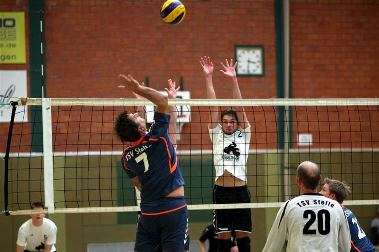 Zevener Landesliga-Volleyballer verspielen Tabellenführung Pit Allers (rechts) und seine Zevener Teamkollegen mussten in Geestemünde eine überraschende 1:3-Niederlage hinnehmen und rutschten auf den zweiten Tabellenplatz ab.