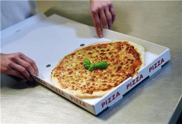 Eine Pizza liegt in einem Karton. 9 von 10 getesteten Kartons haben Schadstoffe enthalten.