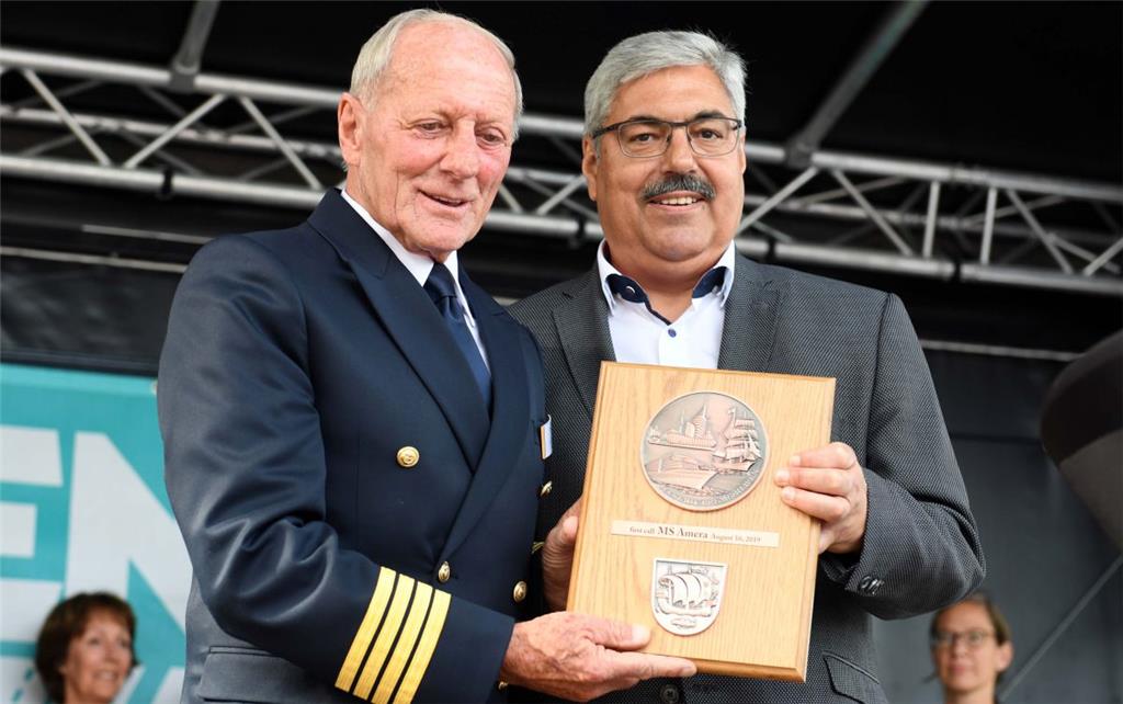 Plakettenübergabe: Kapitän Jens Thorn und  Oberbürgermeister Melf Grantz. Foto: ...