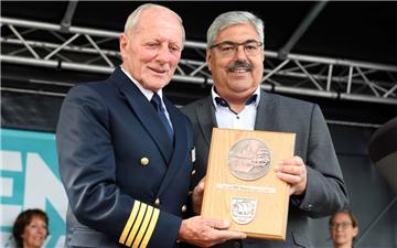 Plakettenübergabe: Kapitän Jens Thorn und  Oberbürgermeister Melf Grantz. Foto: ...