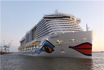 Aida-Scjiff legt an die Kaje an.