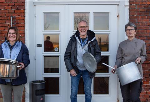 Planen „Grünkohl to go“ in Waddens: Martina Coldewey (von links), Vorsitzende des TV Waddens, mit Holger und Hilja Beermann von der Gaststätte De Waddenser Butjenter.