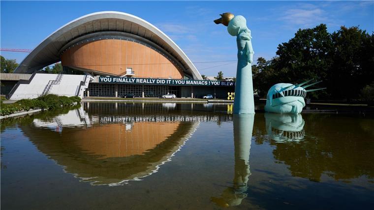 „Planet der Affen“ oder Böhmermann-Ausstellung? Die New Yorker Freiheitsstatue scheint am Haus der Kulturen der Welt versenkt zu sein.