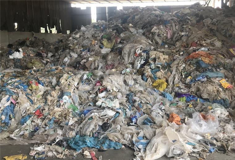 Illegale Kunststoffabfälle lagern in einer Halle bei Port Klang